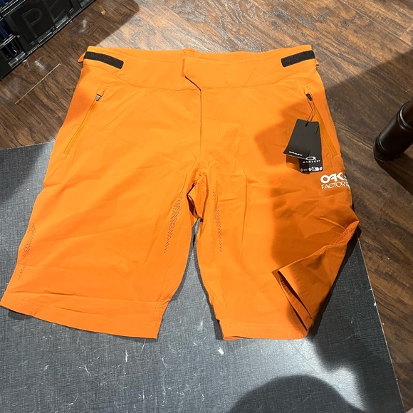 Men’s Oakley shorts, lightweight rust ginger color size 38 color, pockets - Picture 1 of 6